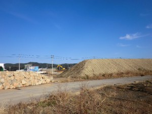 広大な土地の嵩上げ光景を見ると、震災で失われたものの大きさが分かる。水産加工施設の集積が計画されている南気仙沼地区。